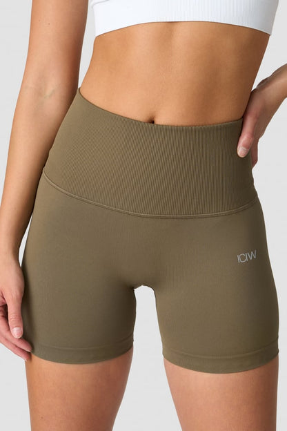 define seamless pocket shorts wmn dark sand